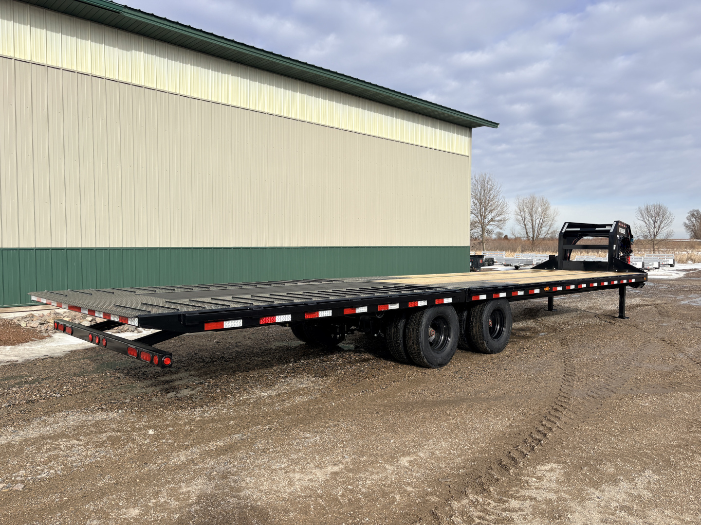 New 2026 34' PJ GN Low-Pro Dually Hyd Dove Flatbed Trailer