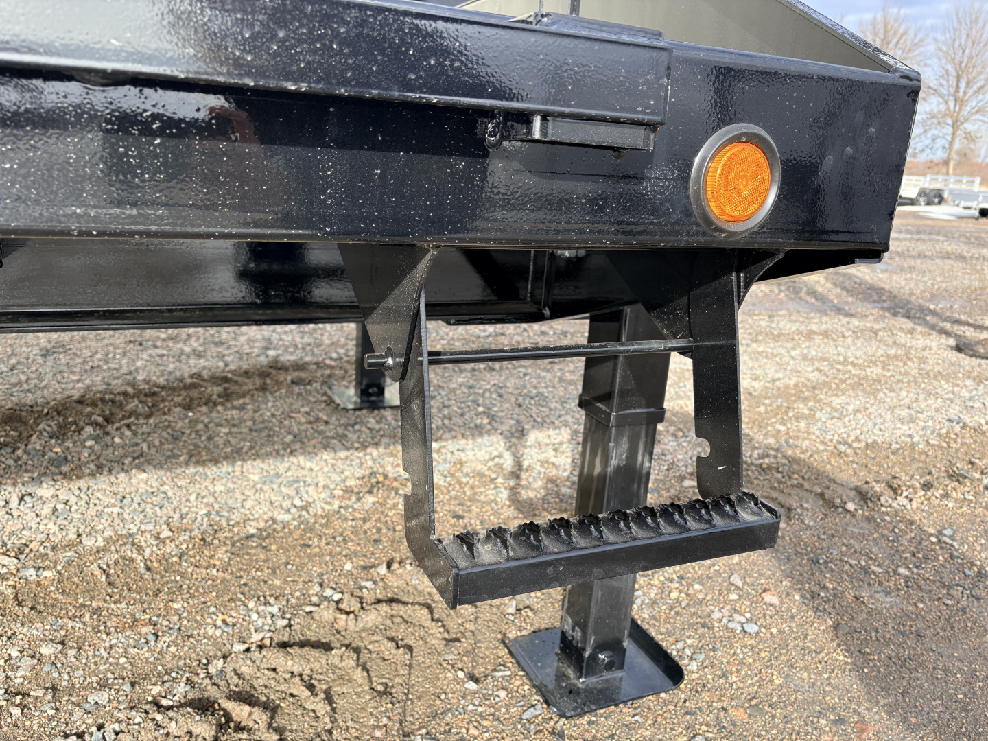 New 2026 34' PJ GN Low-Pro Dually Hyd Dove Flatbed Trailer