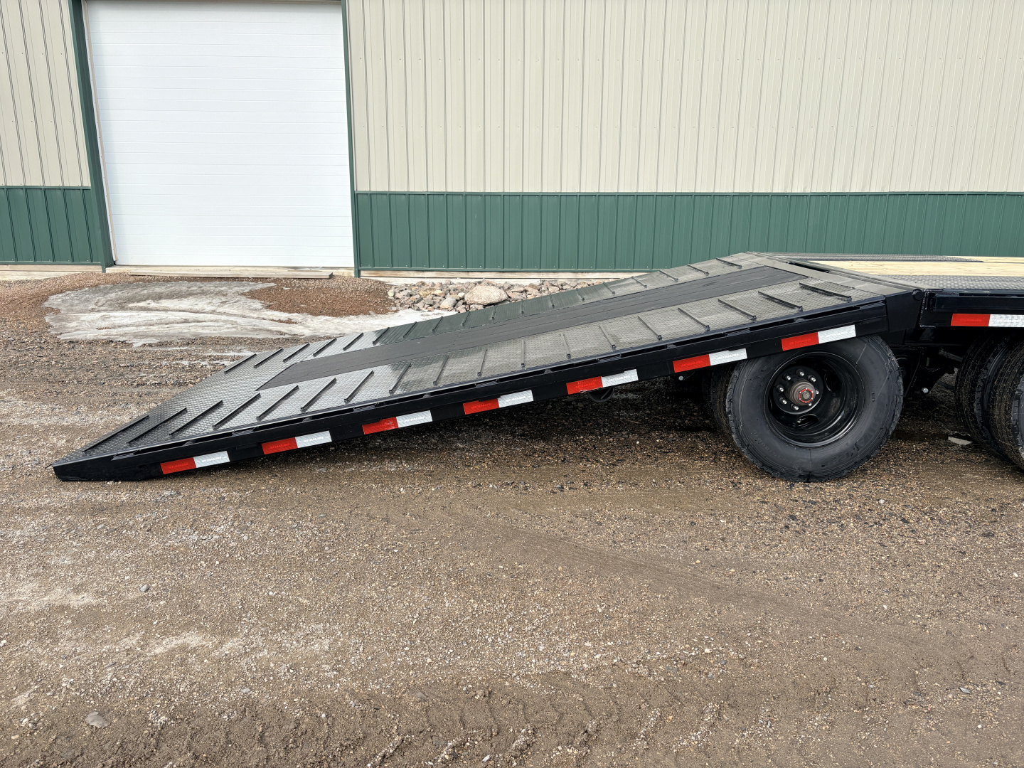 New 2026 34' PJ GN Low-Pro Dually Hyd Dove Flatbed Trailer