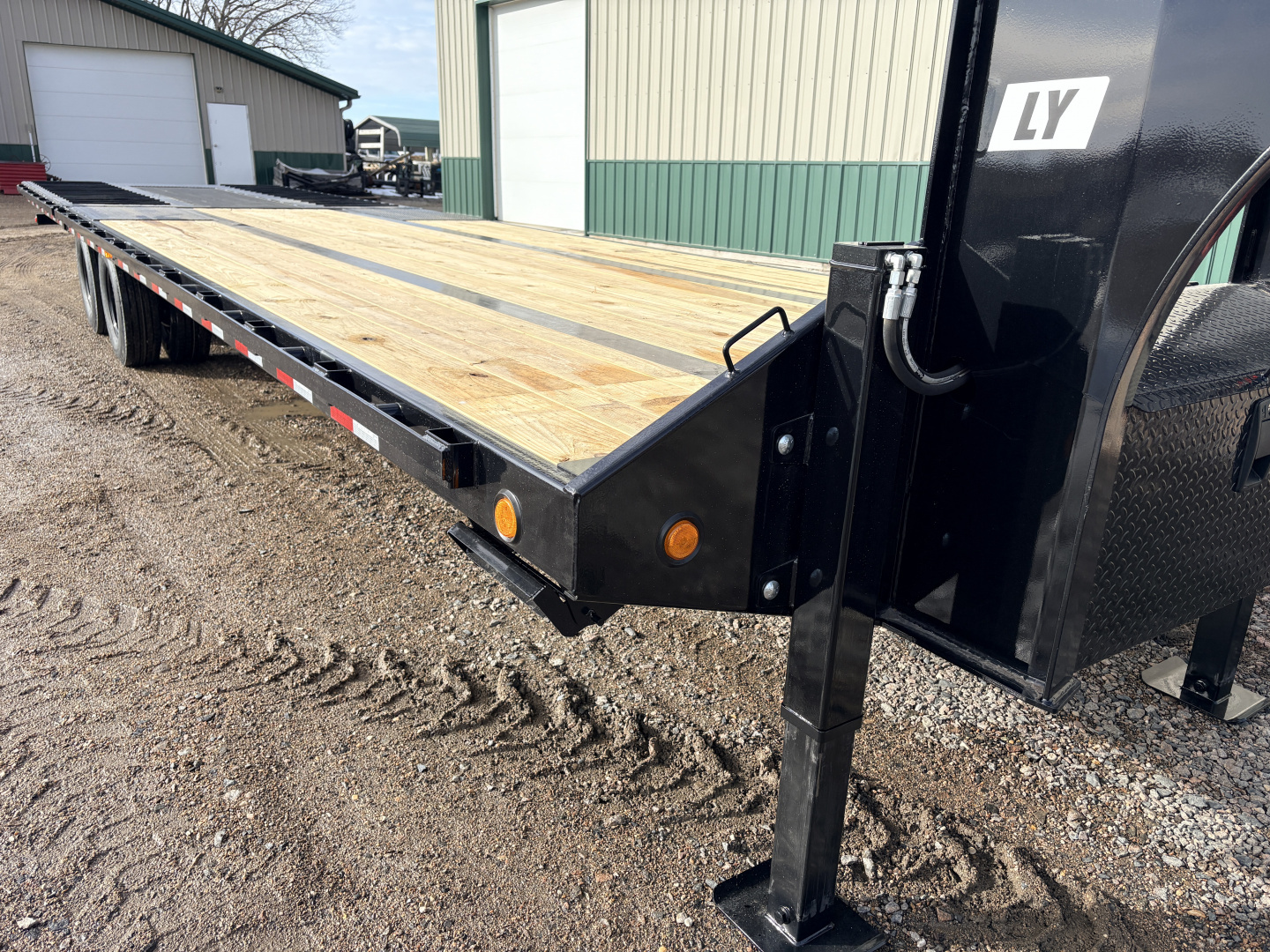 New 2026 34' PJ GN Low-Pro Dually Hyd Dove Flatbed Trailer