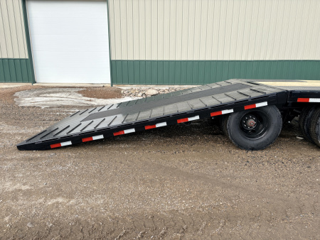 New 2026 34' PJ GN Low-Pro Dually Hyd Dove Flatbed Trailer