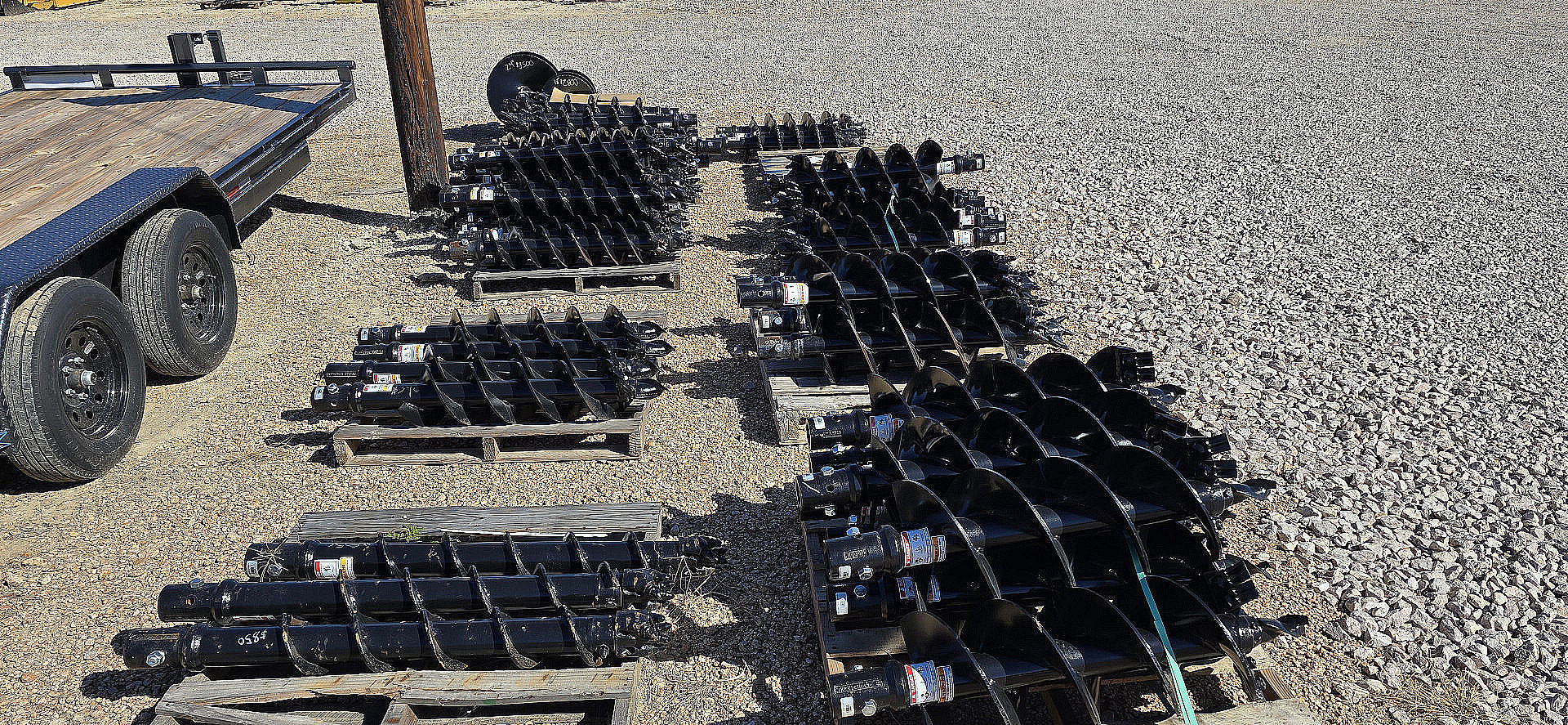 New 2026 CALICO - 18' Exotic Game Trailer -9 Stalls - Bi Folds -