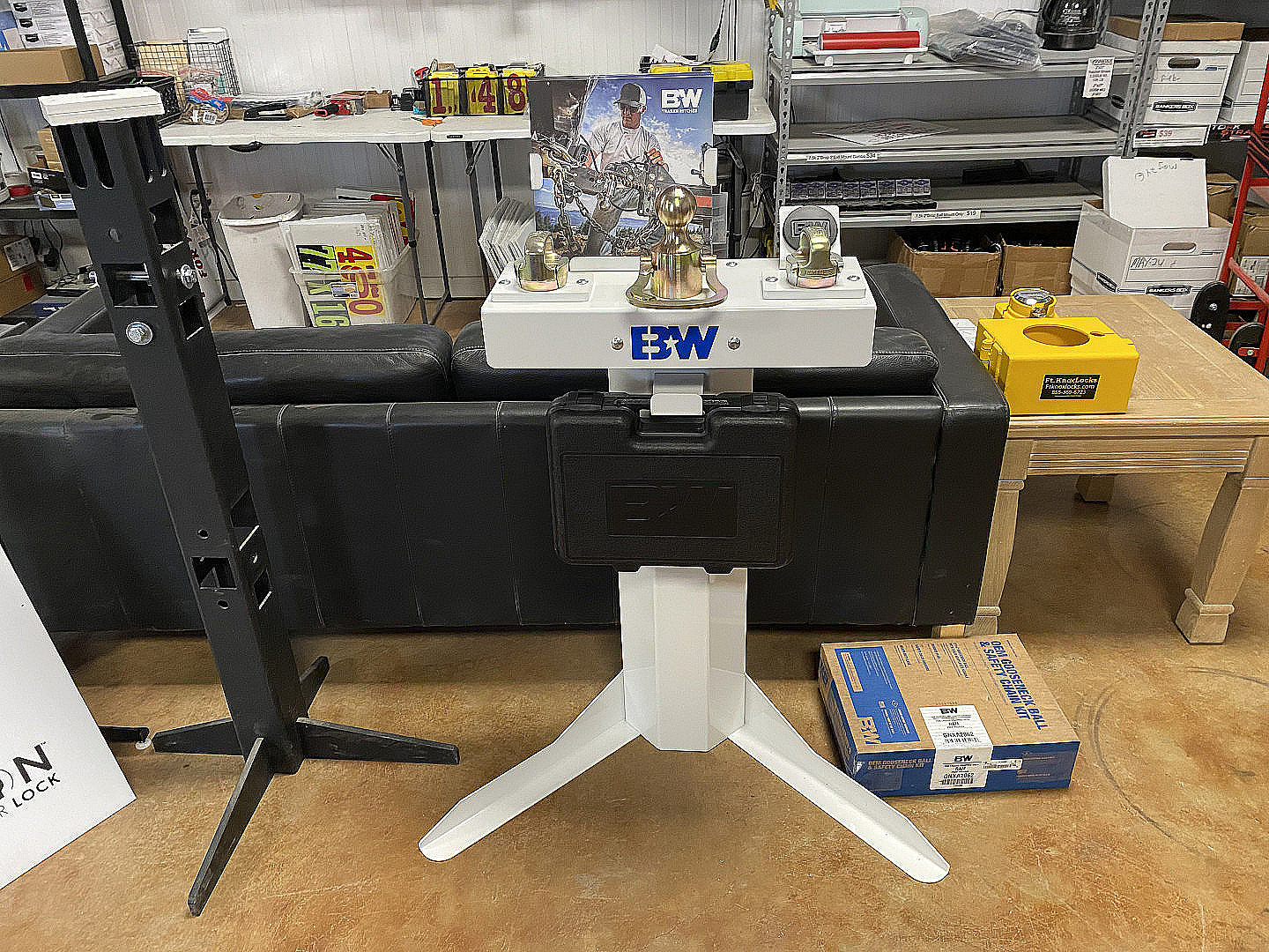 New 2026 CALICO - 18' Exotic Game Trailer -9 Stalls - Bi Folds -