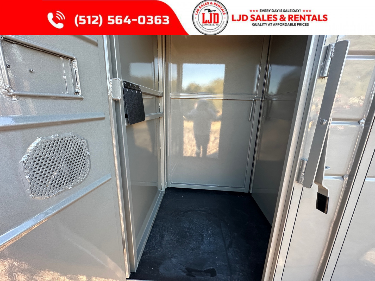 New 2026 CALICO - 18' Exotic Game Trailer -9 Stalls - Bi Folds -