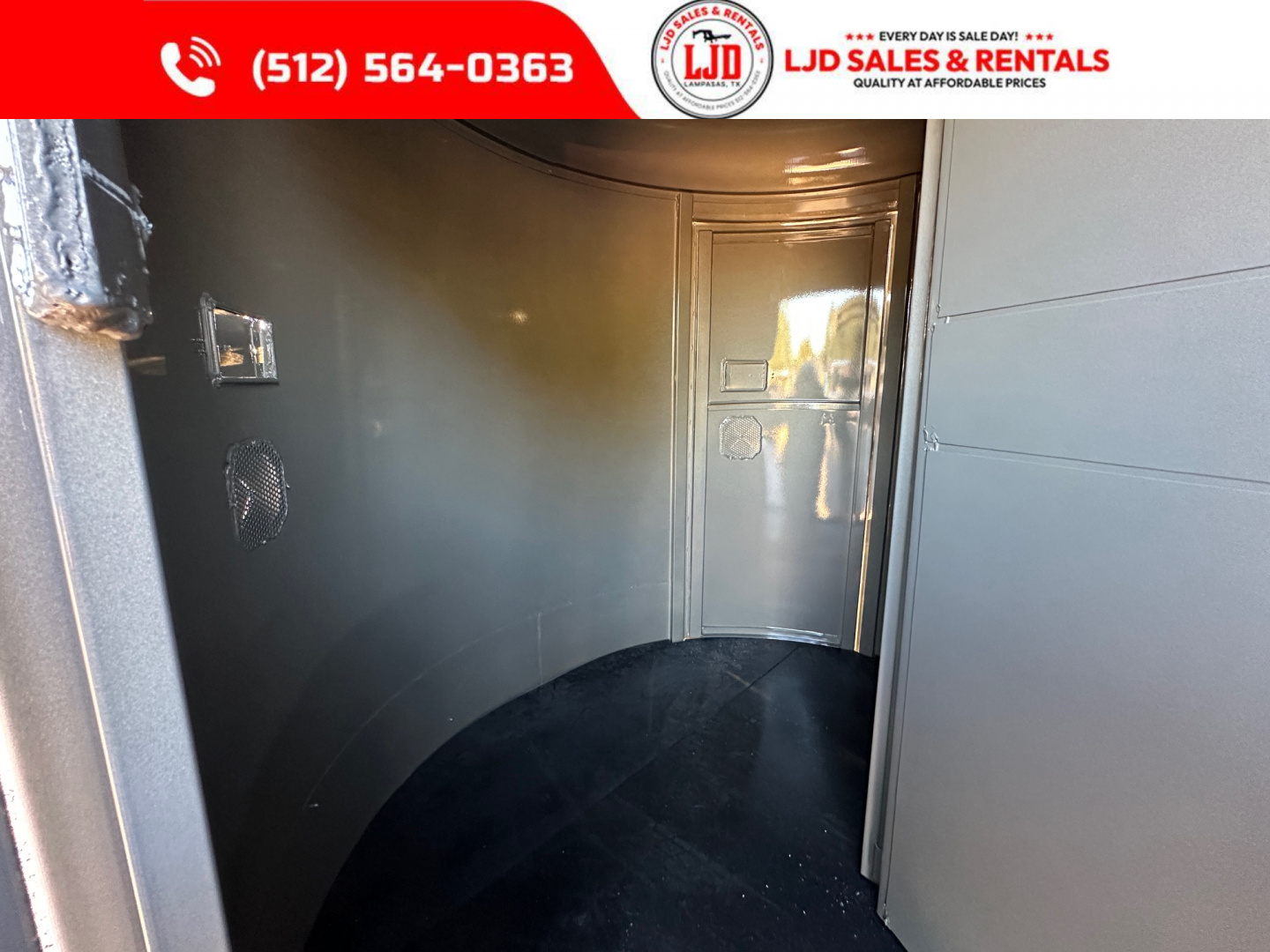 New 2026 CALICO - 18' Exotic Game Trailer -9 Stalls - Bi Folds -