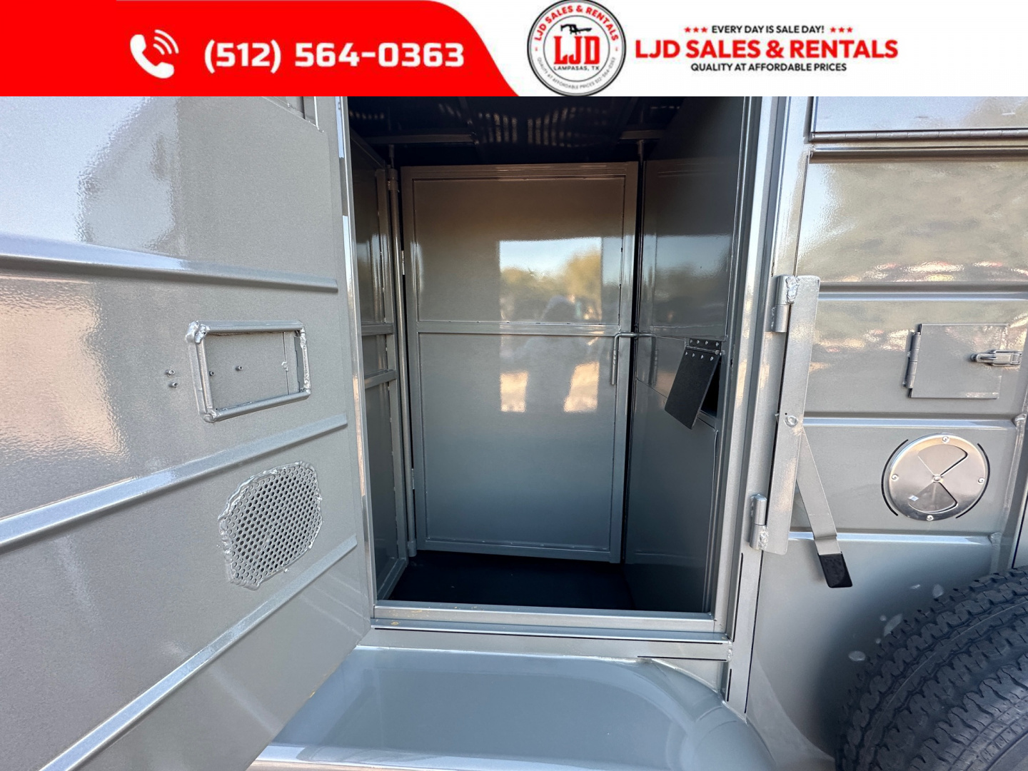 New 2026 CALICO - 18' Exotic Game Trailer -9 Stalls - Bi Folds -