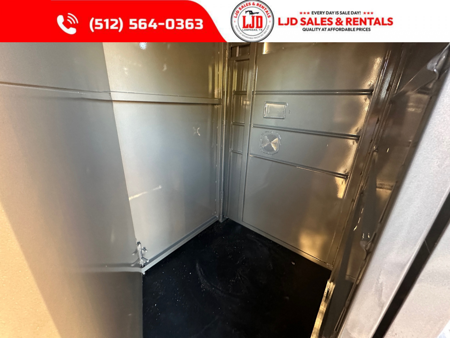 New 2026 CALICO - 18' Exotic Game Trailer -9 Stalls - Bi Folds -