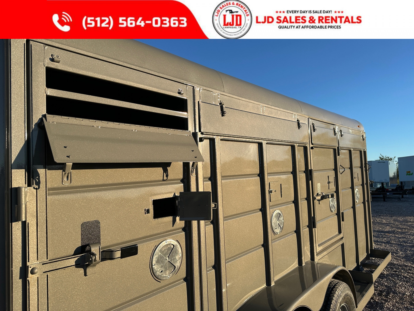 New 2026 CALICO - 18' Exotic Game Trailer -9 Stalls - Bi Folds -