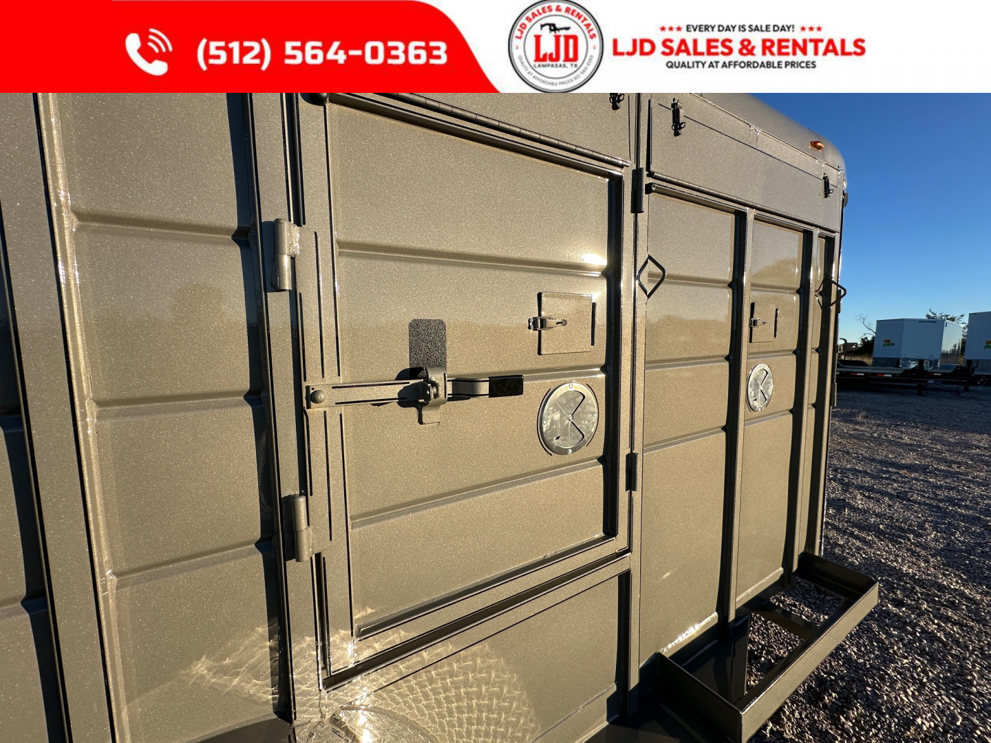 New 2026 CALICO - 18' Exotic Game Trailer -9 Stalls - Bi Folds -