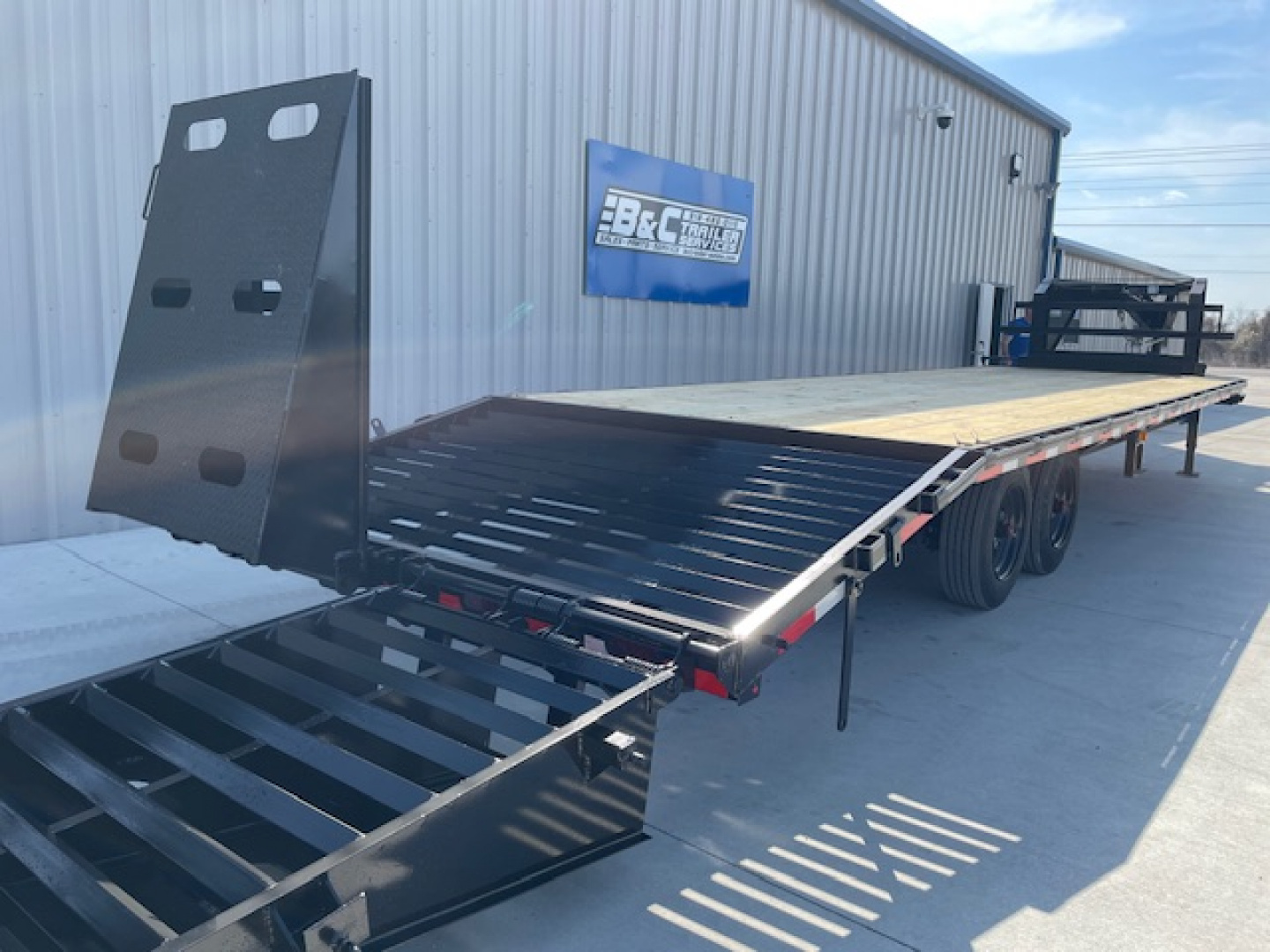 New 2026 DAVIDSON 102X30 (25+5) DECKOVER GOOSENECK (2) TANDEM 8000lb AXLES, GVWR 16,000lbs, MONSTER RAMPS