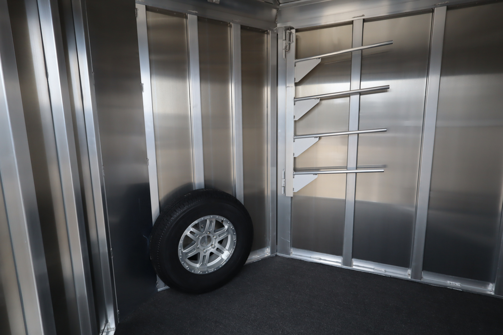 New 2026 Featherlite Trailers 9400 3 Horse Horse Trailer