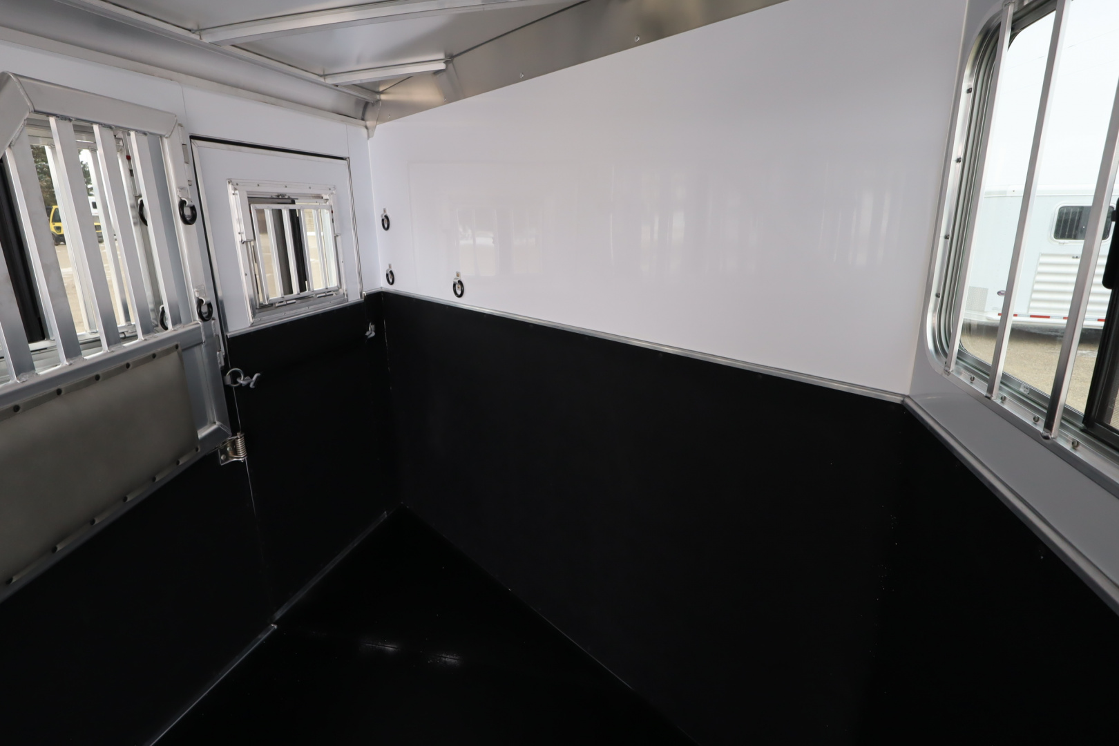 New 2026 Featherlite Trailers 9400 3 Horse Horse Trailer