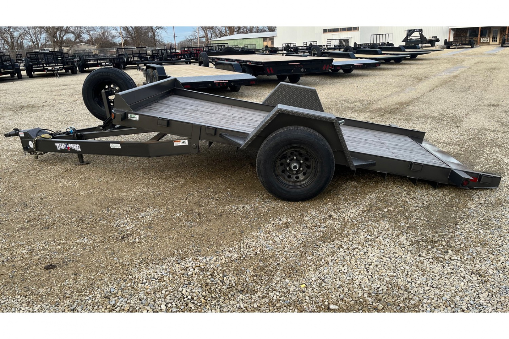 New 2025 HET 5200# - 80'' x 12' Tilt Equipment Trailer - Texas Bragg Trailers