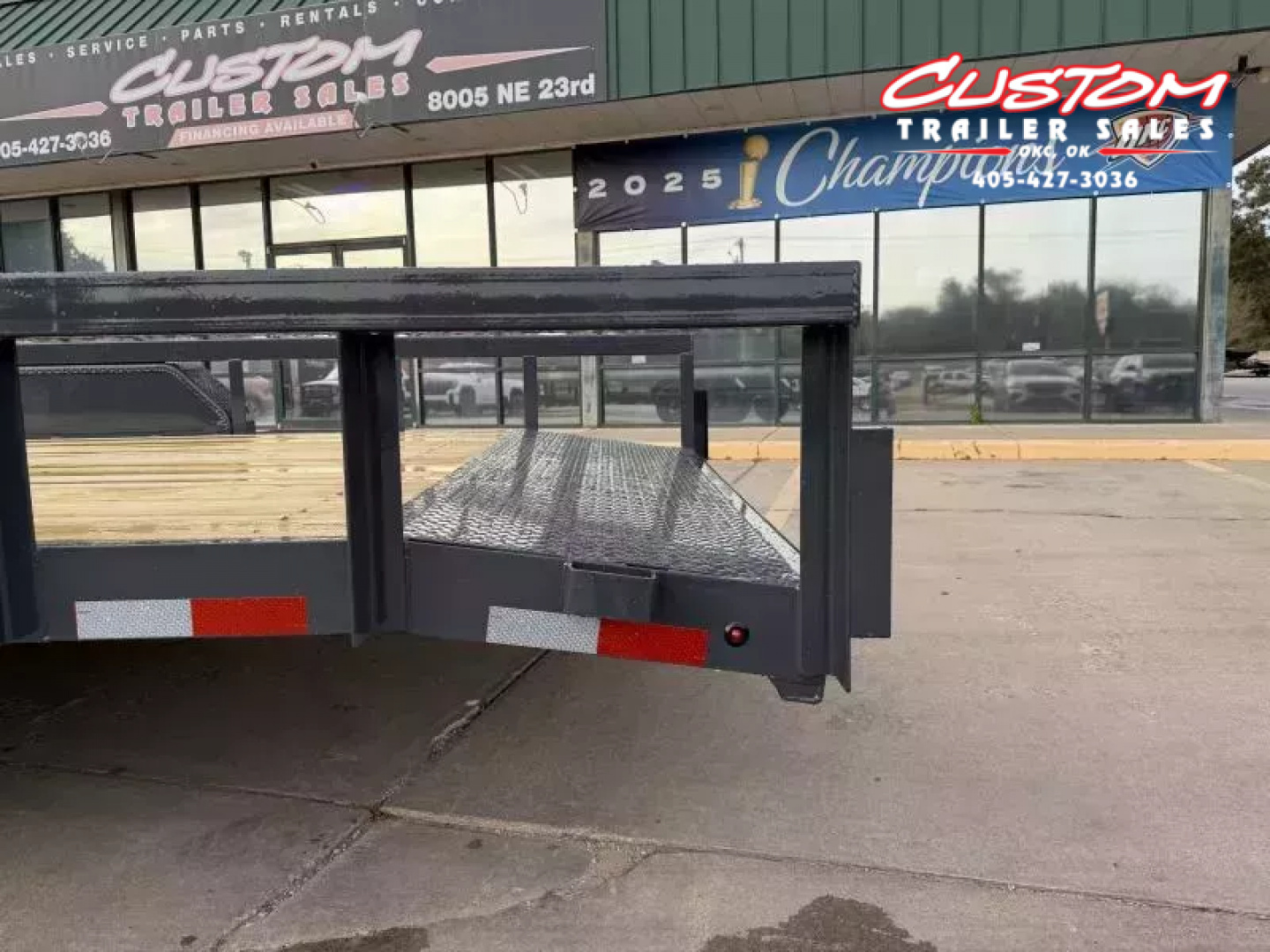 New #150653 2026 LAMAR U5 22 X 83 TANDEM AXLE 10K UTILITY TRAILER W/ 2' DOVE & SLIDE IN RAMPS