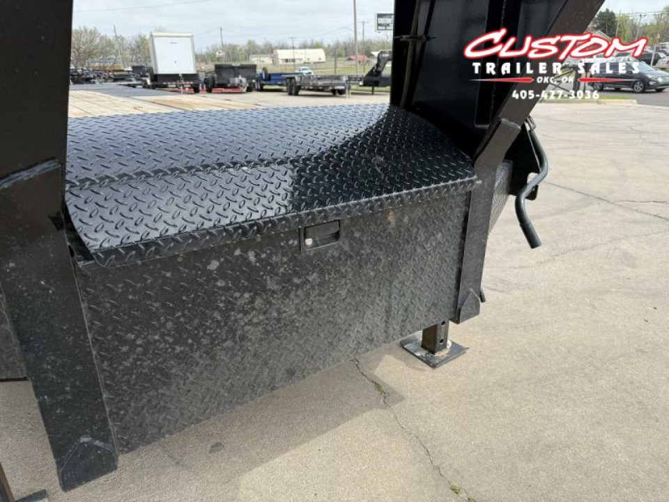 Used #242638 USED 2021 DIAMOND C FMAX210 25 X 102 DUAL TANDEM AXLE 20K FLATBED GOOSENECK W/ MAX RAMPS