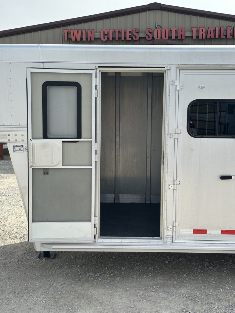 Used 2004 Cherokee 4 horse Gooseneck