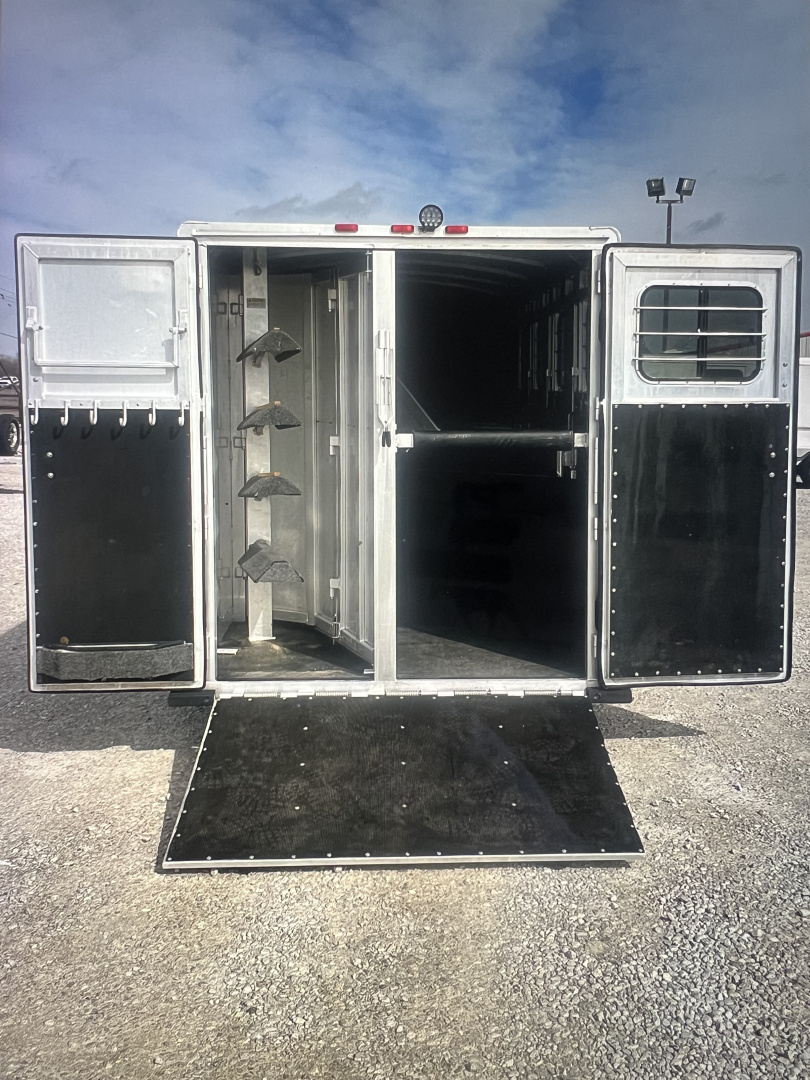 Used 2004 Cherokee 4 horse Gooseneck