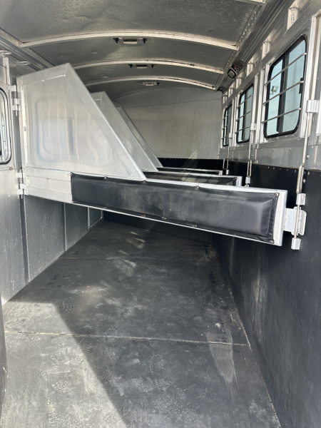 Used 2004 Cherokee 4 horse Gooseneck