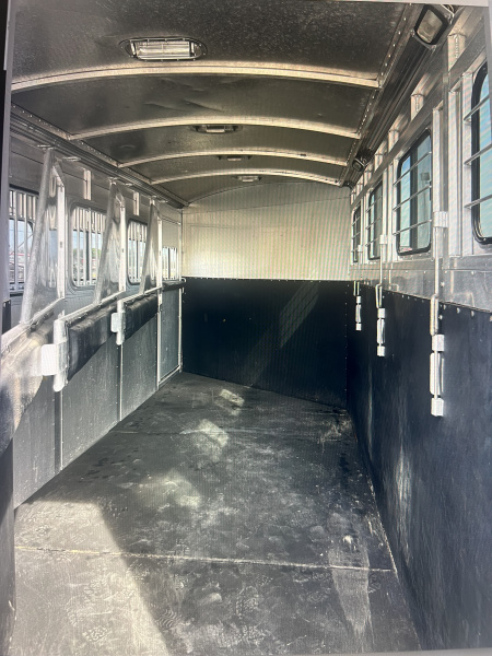 Used 2004 Cherokee 4 horse Gooseneck