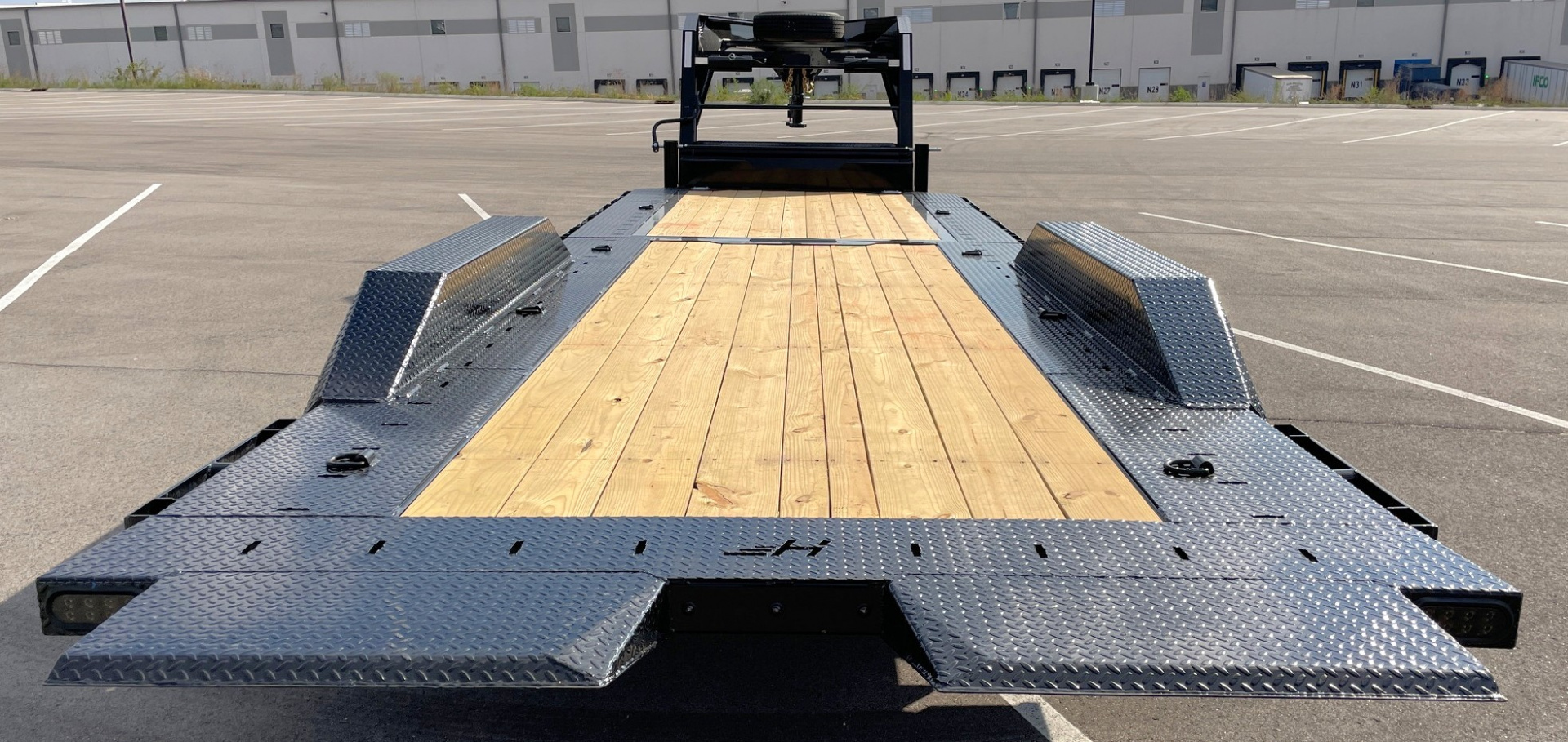 New Horizon HET 26'x102" Gooseneck Gravity Tilt Equipment Trailer 22,400 GVWR Drive Over Fenders