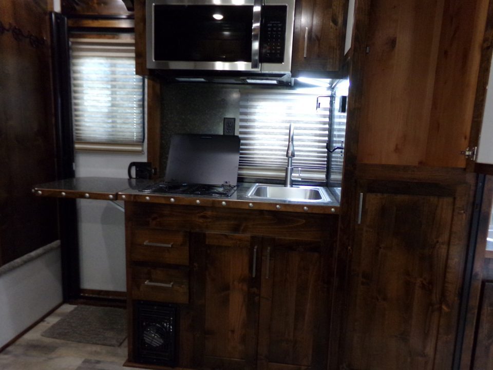 New 2026 Trails West Classic LQ 3H 10x15 Horse Trailer