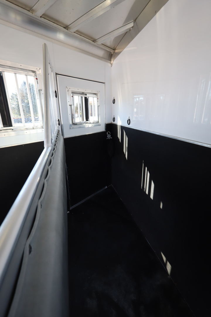 Used 2025 Featherlite Trailers 6 Horse GN Trailer