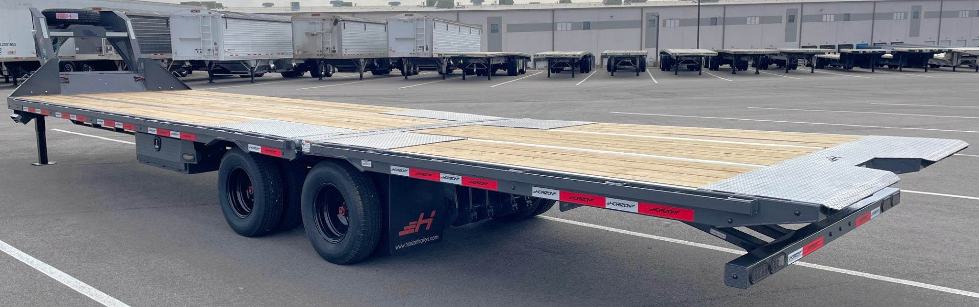 New Horizon 34' x 102" FYZ Gooseneck Flatbed Trailer w/ Hydraulic Dove, 25,9K GVWR, Spare