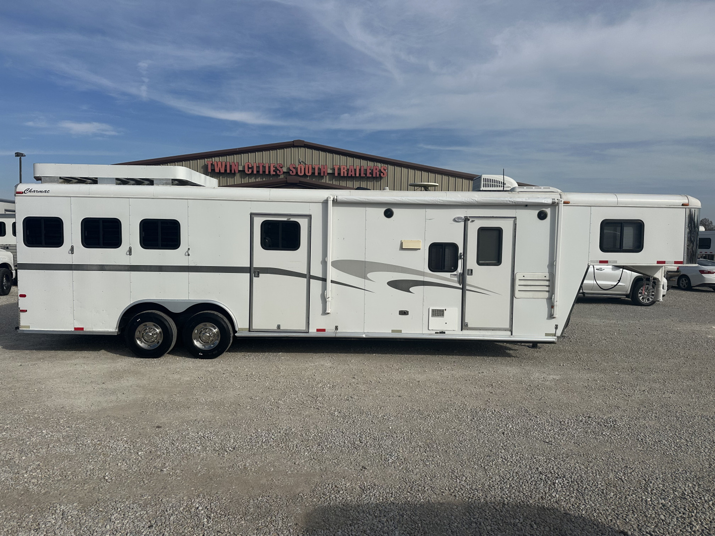 Used 2005 Charmac 3 Horse Living Quarters Gooseneck Horse Trailer
