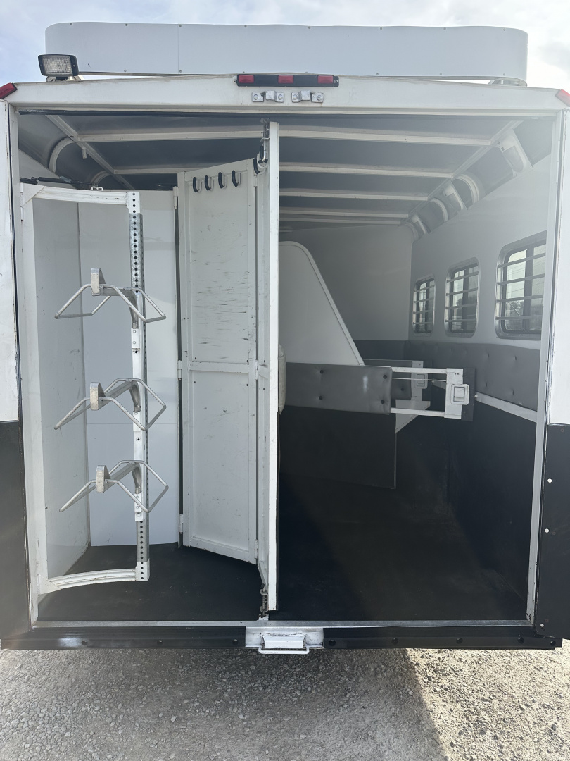 Used 2005 Charmac 3 Horse Living Quarters Gooseneck Horse Trailer