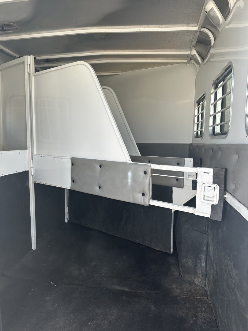 Used 2005 Charmac 3 Horse Living Quarters Gooseneck Horse Trailer