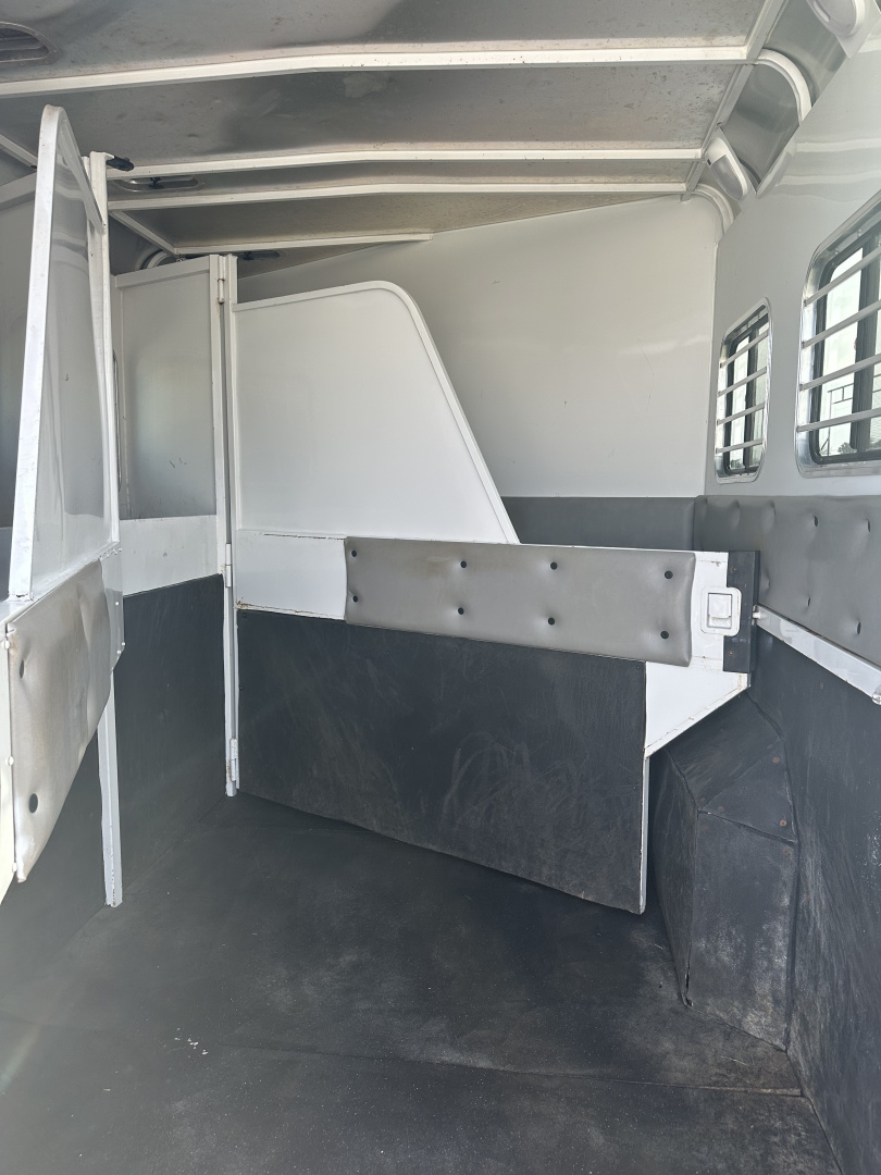 Used 2005 Charmac 3 Horse Living Quarters Gooseneck Horse Trailer