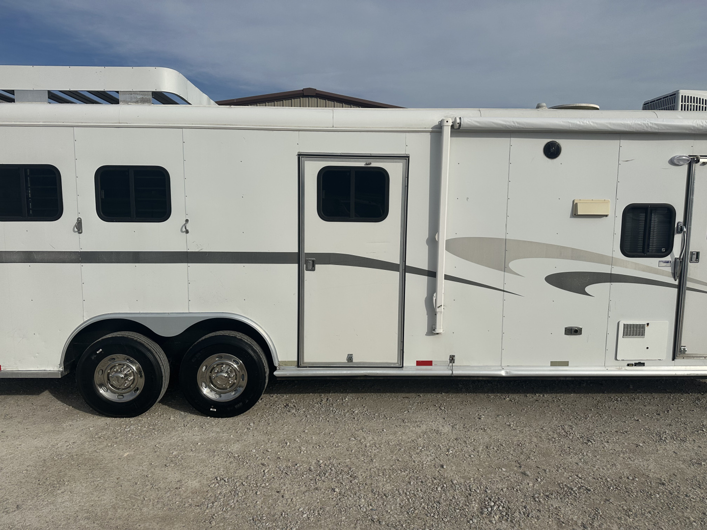 Used 2005 Charmac 3 Horse Living Quarters Gooseneck Horse Trailer