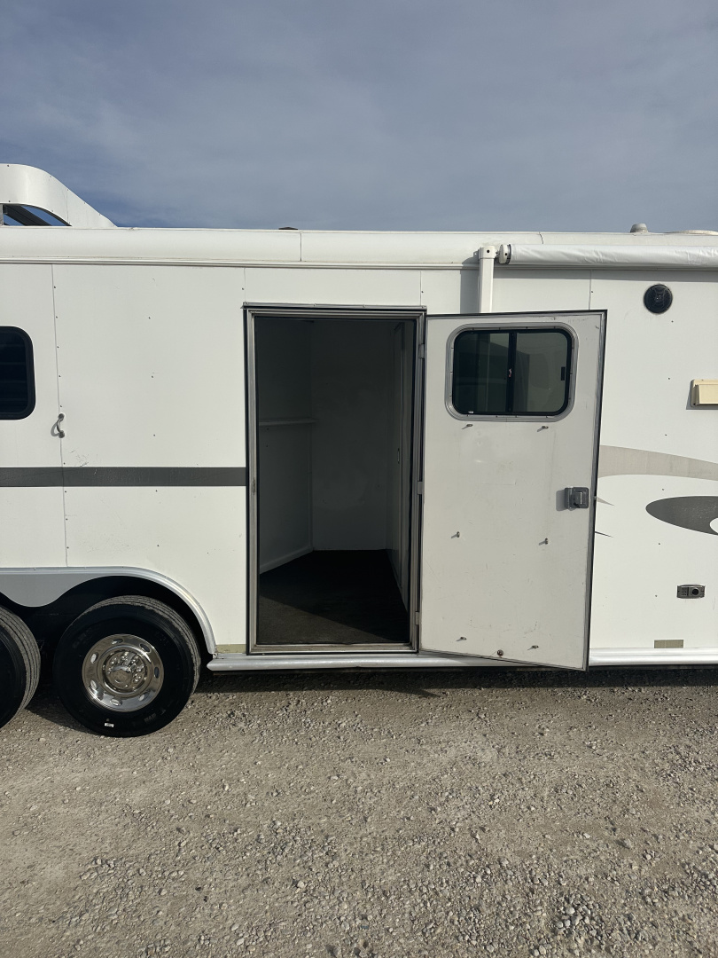Used 2005 Charmac 3 Horse Living Quarters Gooseneck Horse Trailer