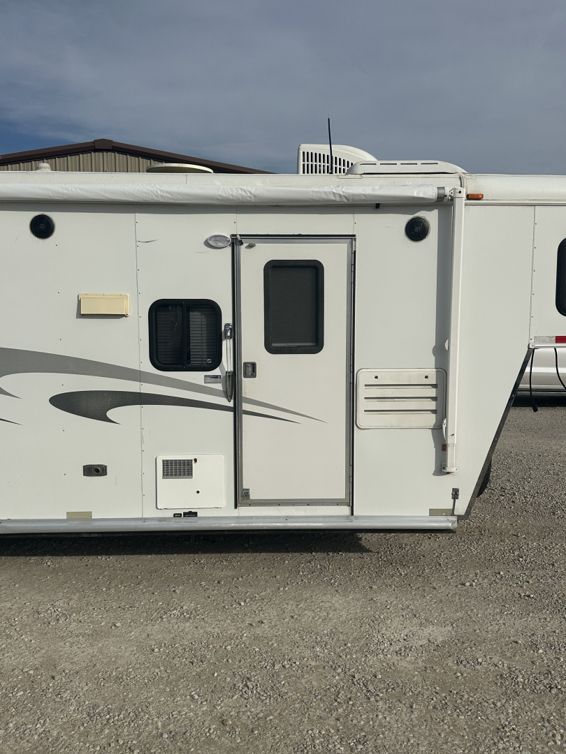 Used 2005 Charmac 3 Horse Living Quarters Gooseneck Horse Trailer
