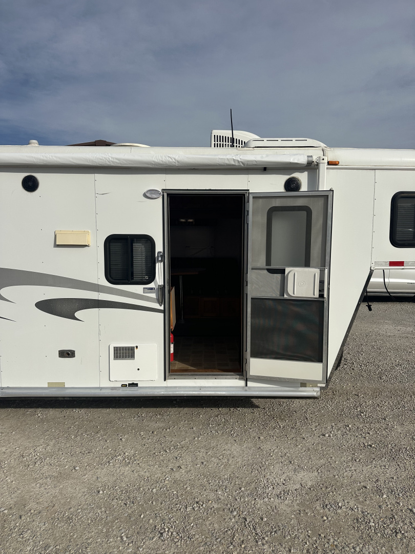 Used 2005 Charmac 3 Horse Living Quarters Gooseneck Horse Trailer