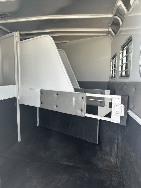 Used 2005 Charmac 3 Horse Living Quarters Gooseneck Horse Trailer