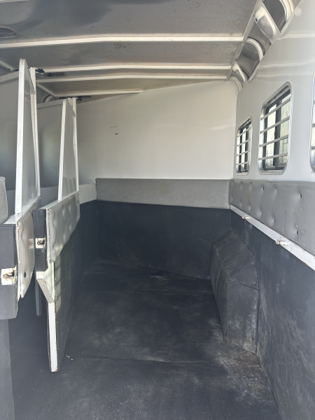 Used 2005 Charmac 3 Horse Living Quarters Gooseneck Horse Trailer