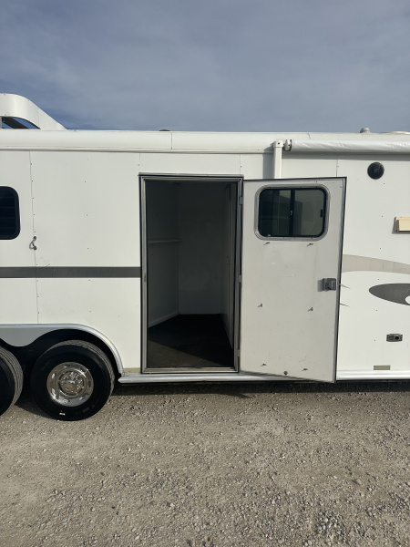 Used 2005 Charmac 3 Horse Living Quarters Gooseneck Horse Trailer