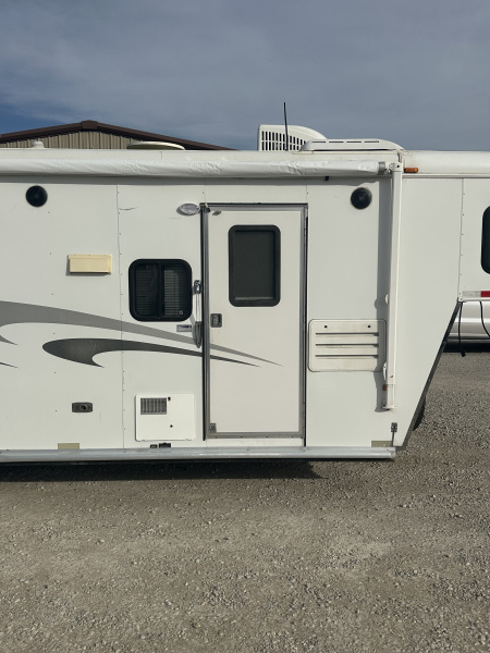 Used 2005 Charmac 3 Horse Living Quarters Gooseneck Horse Trailer
