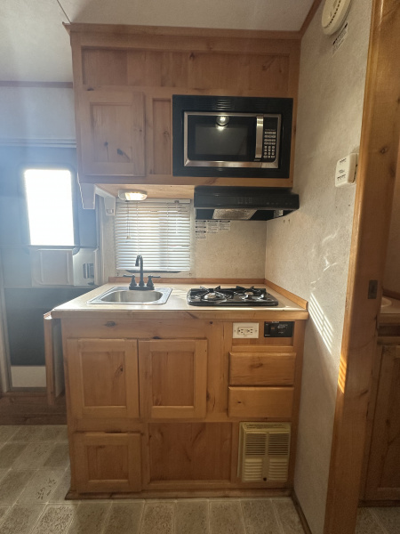 Used 2005 Charmac 3 Horse Living Quarters Gooseneck Horse Trailer