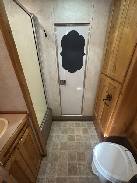 Used 2005 Charmac 3 Horse Living Quarters Gooseneck Horse Trailer