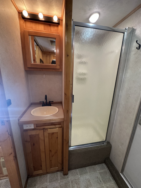 Used 2005 Charmac 3 Horse Living Quarters Gooseneck Horse Trailer