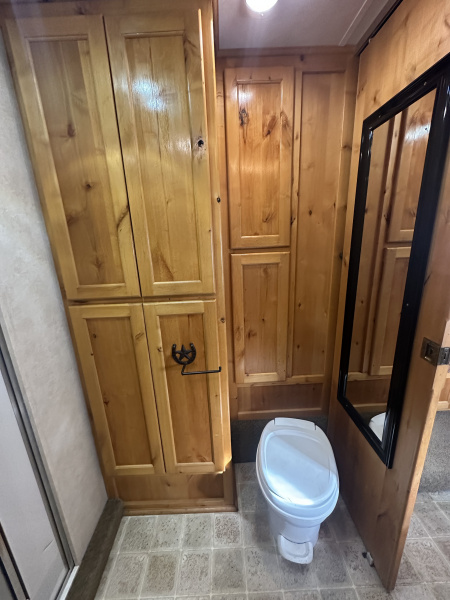 Used 2005 Charmac 3 Horse Living Quarters Gooseneck Horse Trailer