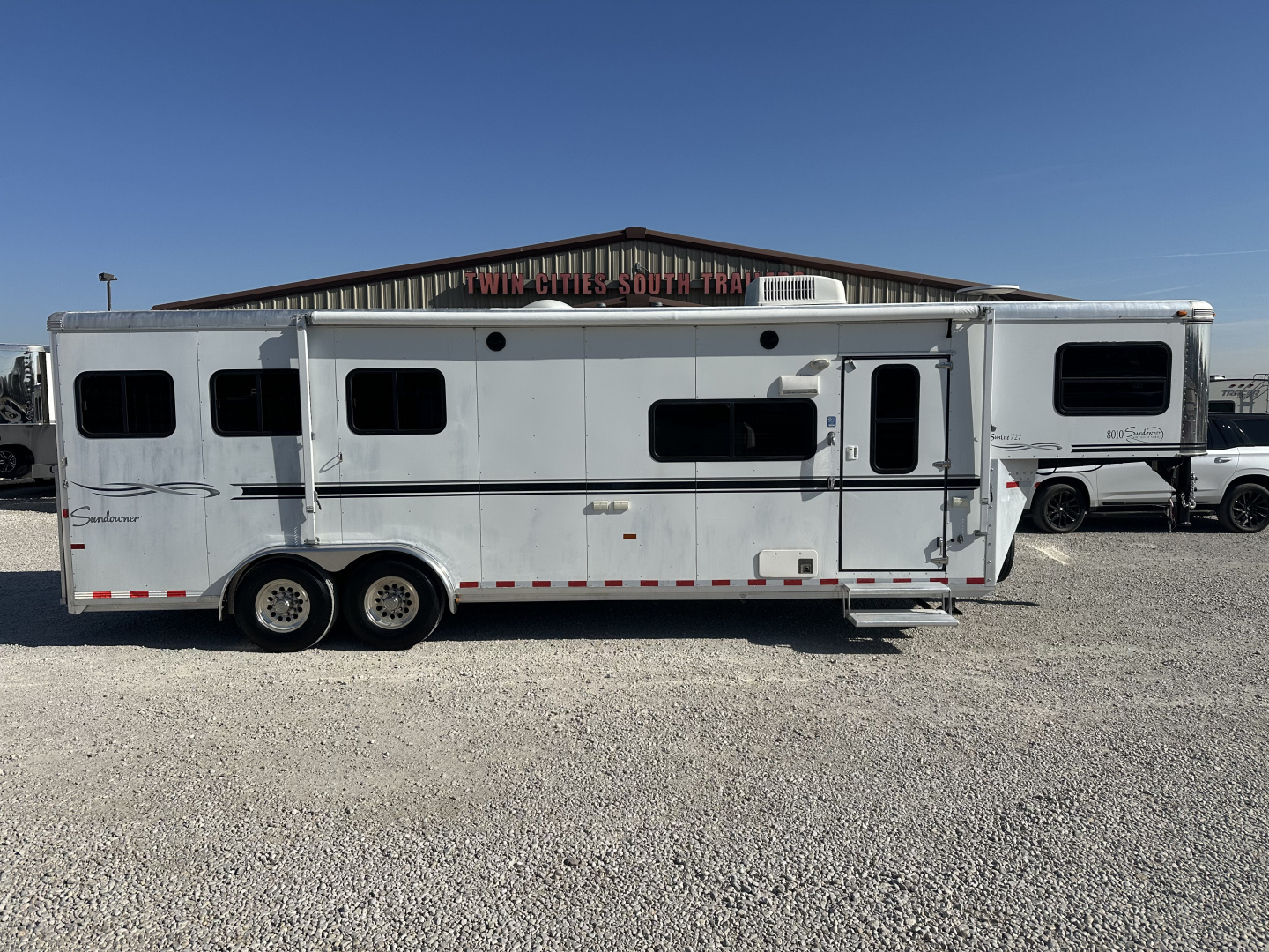 Used 2007 Sundowner 3 Horse Living Quarters Gooseneck Horse Trailer