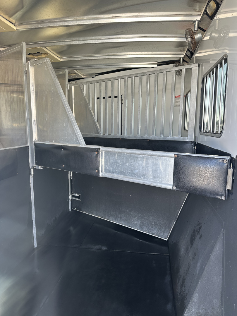 Used 2007 Sundowner 3 Horse Living Quarters Gooseneck Horse Trailer