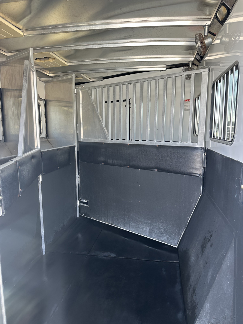 Used 2007 Sundowner 3 Horse Living Quarters Gooseneck Horse Trailer