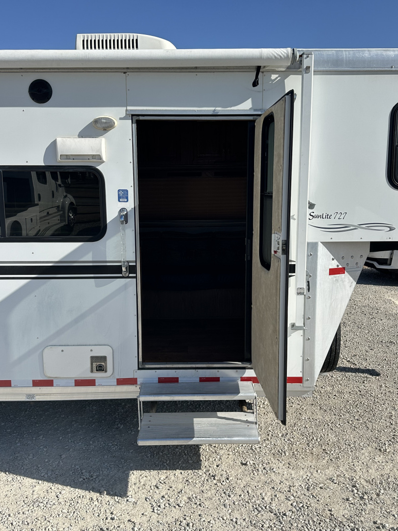 Used 2007 Sundowner 3 Horse Living Quarters Gooseneck Horse Trailer