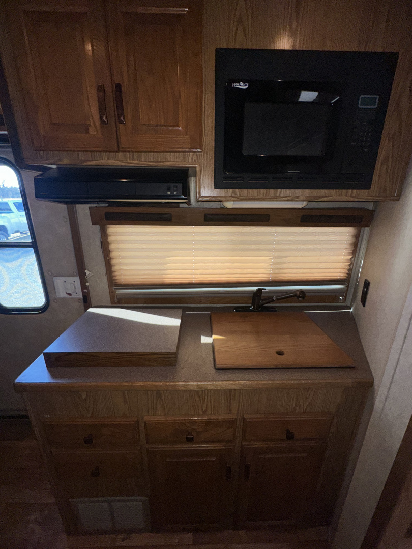 Used 2007 Sundowner 3 Horse Living Quarters Gooseneck Horse Trailer