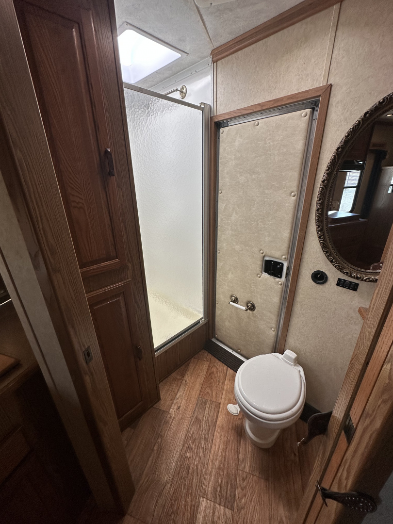 Used 2007 Sundowner 3 Horse Living Quarters Gooseneck Horse Trailer