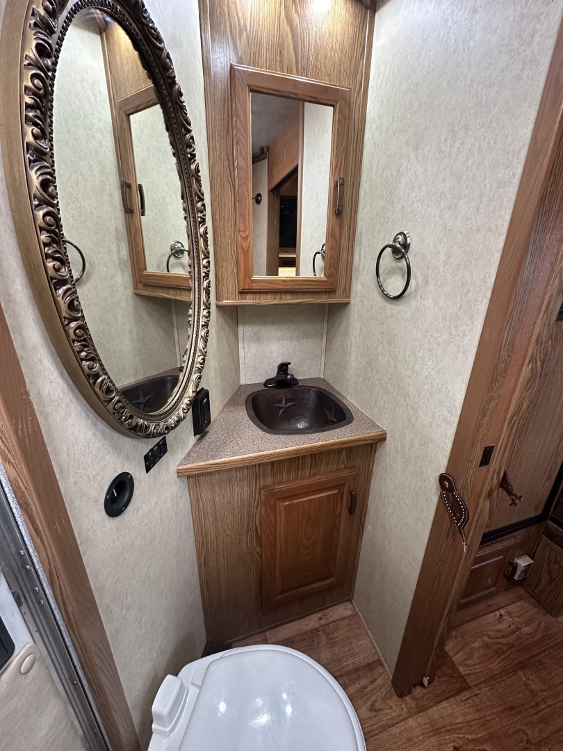 Used 2007 Sundowner 3 Horse Living Quarters Gooseneck Horse Trailer